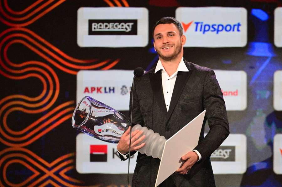 Beránek pózuje s trofejí pro vítěze.