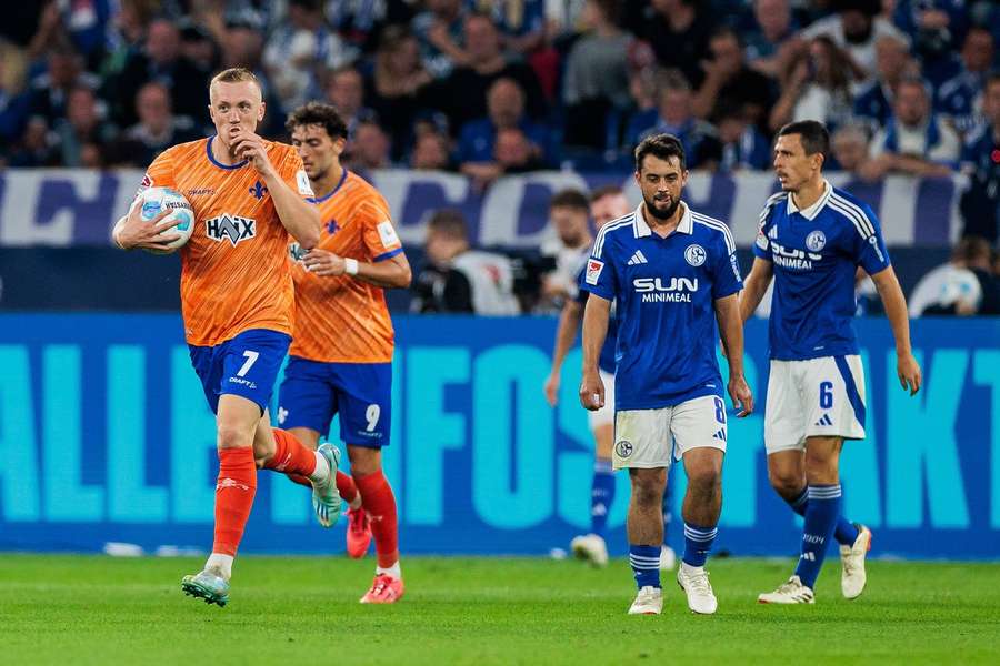 Isac Lidberg (L) viert zijn doelpunt terwijl Amin Younes (tweede van rechts) sip toekijkt