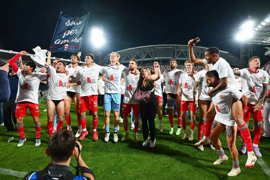 Cremonese celebrate their promotion