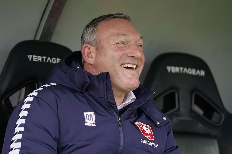 Ron Jans is vrolijk tijdens de wedstrijd tegen Sparta Rotterdam op 1 april