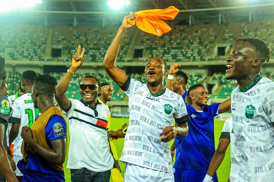 O Dreams FC festeja com o Rivers United depois de ambas as equipas se terem qualificado no seu grupo da Taça da Confederação Africana