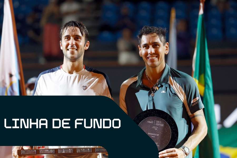 O argentino Tomas Martin Etcheverry posa com o troféu de vencedor ao lado do chileno Alejandro Tabilo