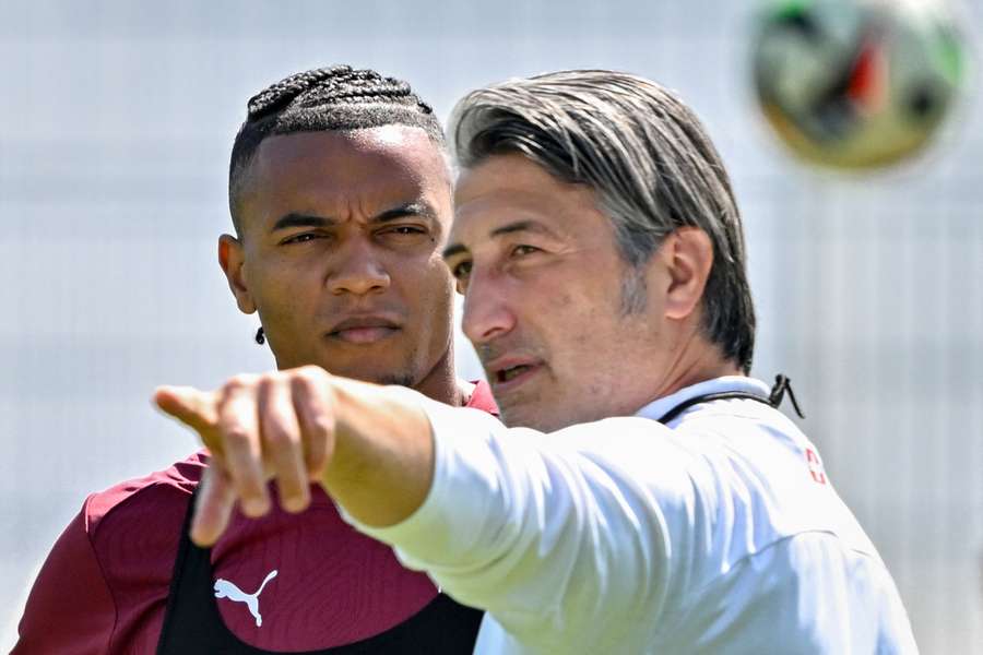 Murat Yakin gibt Manuel Akanji eine Anweisung.