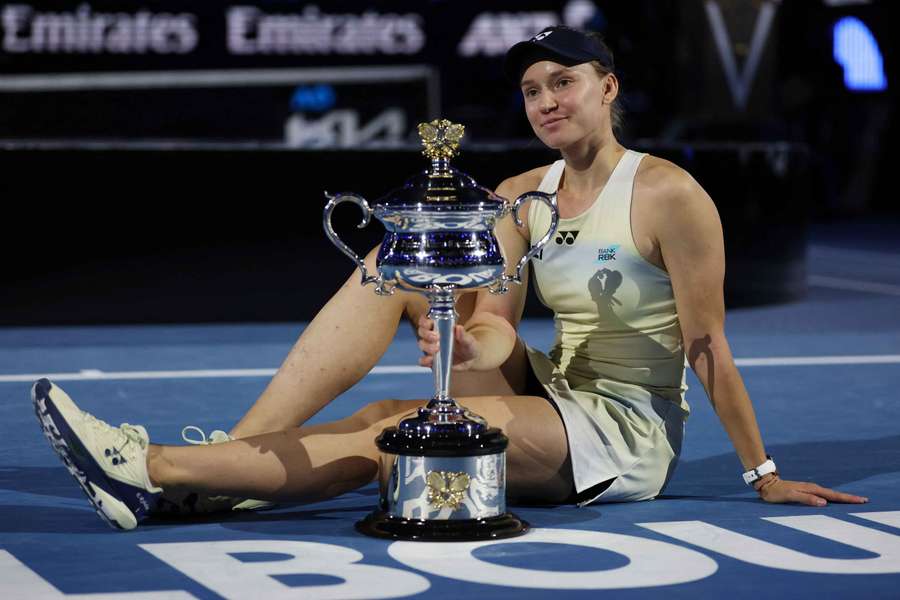 Elena Rybakina et son trophée à Melbourne.