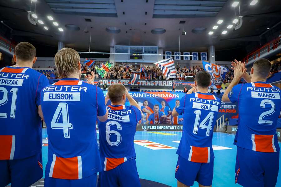 Le PSG Handball face aux Ultras après leur victoire sur Zagreb. Le PSG Handball face aux Ultras après leur victoire sur Zagreb.