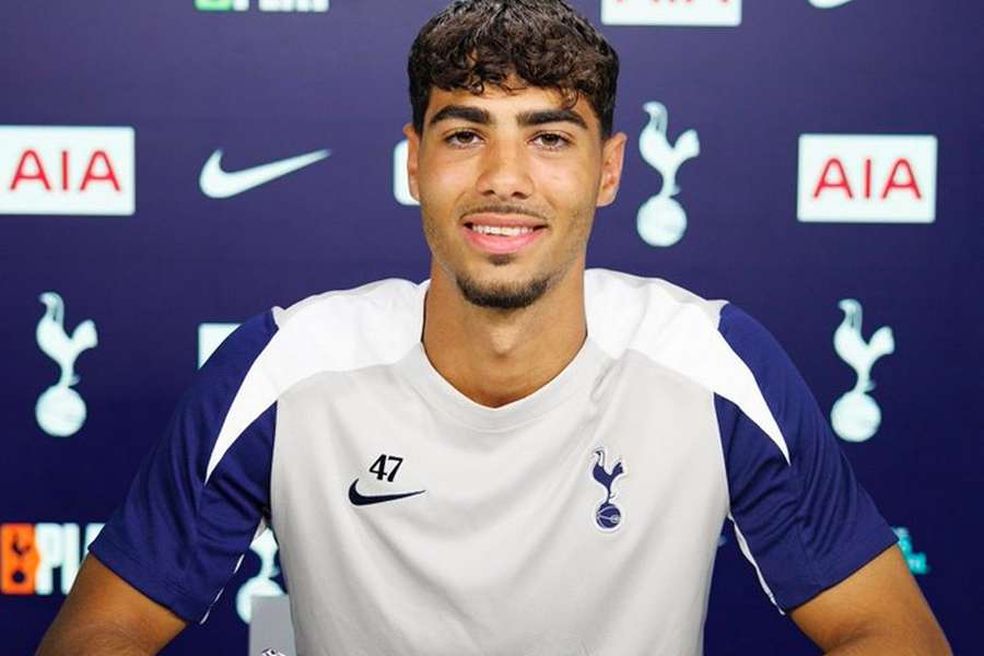 Abbott pens new Tottenham contract