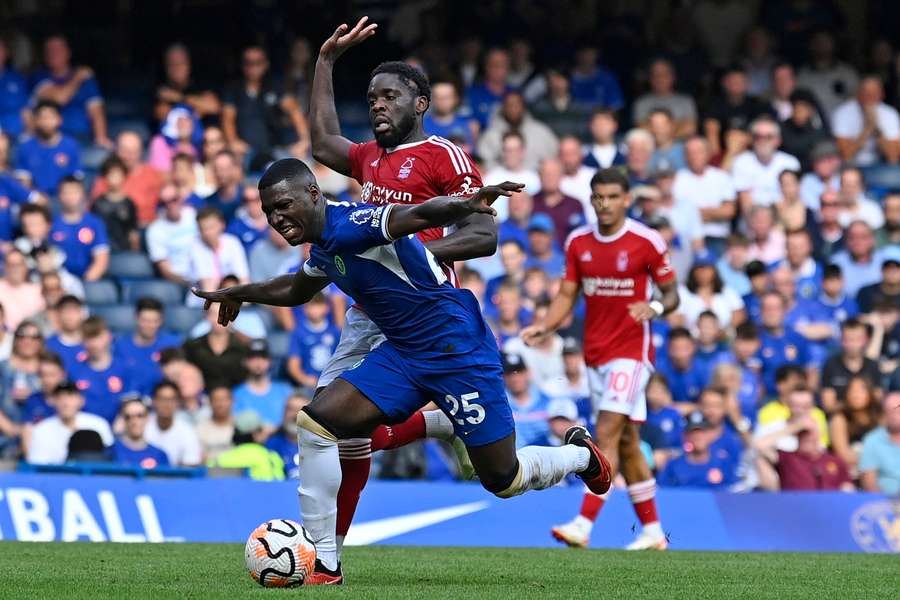 Moisés Caicedo falhou no gol do Forest Moisés Caicedo falhou no gol do Forest