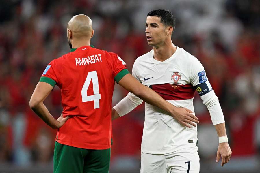 Sofyan Amrabat in de wedstrijd tegen Portugal met  Cristiano Ronaldo