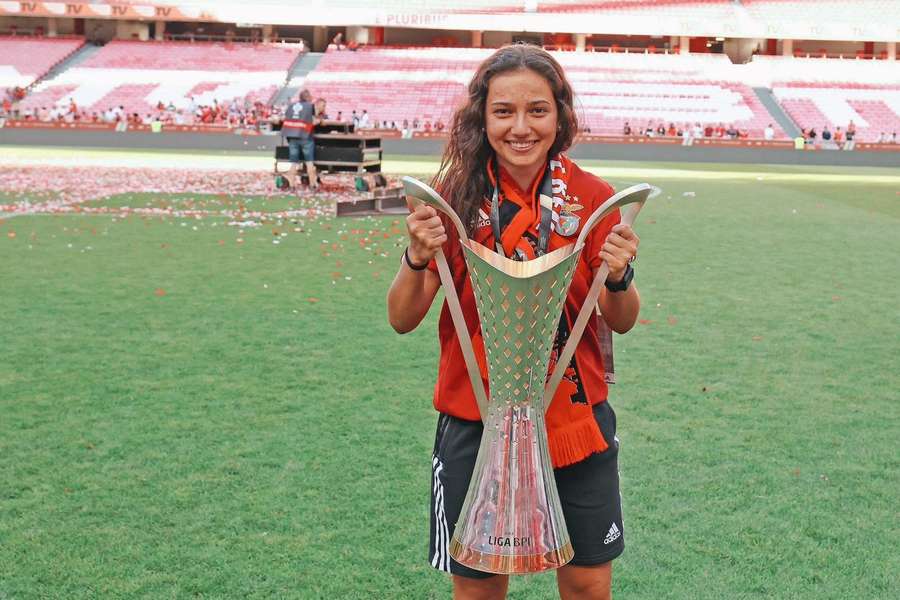 Madalina și trofeul Ligii pe care l-a câștigat cu Benfica Madalina și trofeul Ligii pe care l-a câștigat cu Benfica