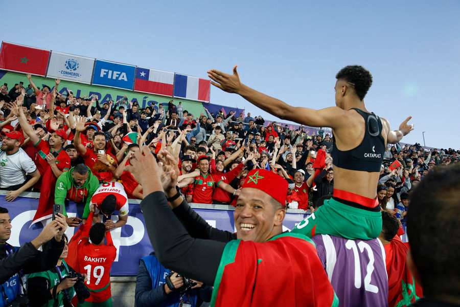 Jogadores de Marrocos celebram com os adeptos