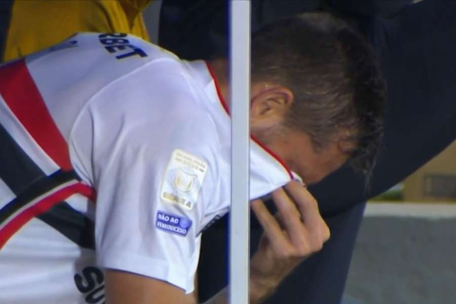 Rafael Tolói chorou após sair machucado em São Paulo x Athletico-PR