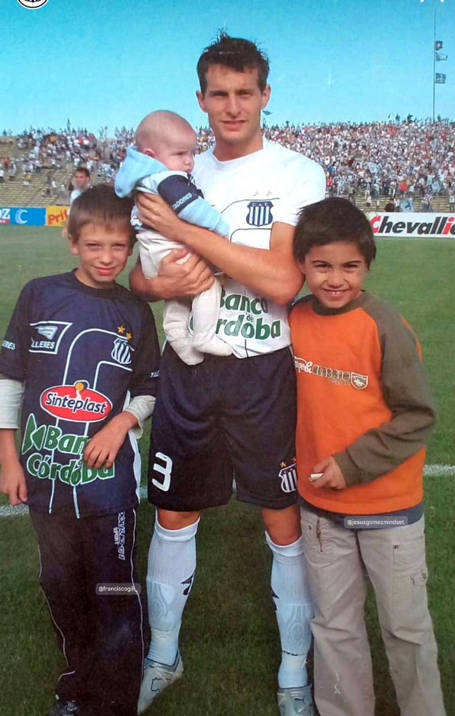 Juan Cruz Gill, junto a sus hijos