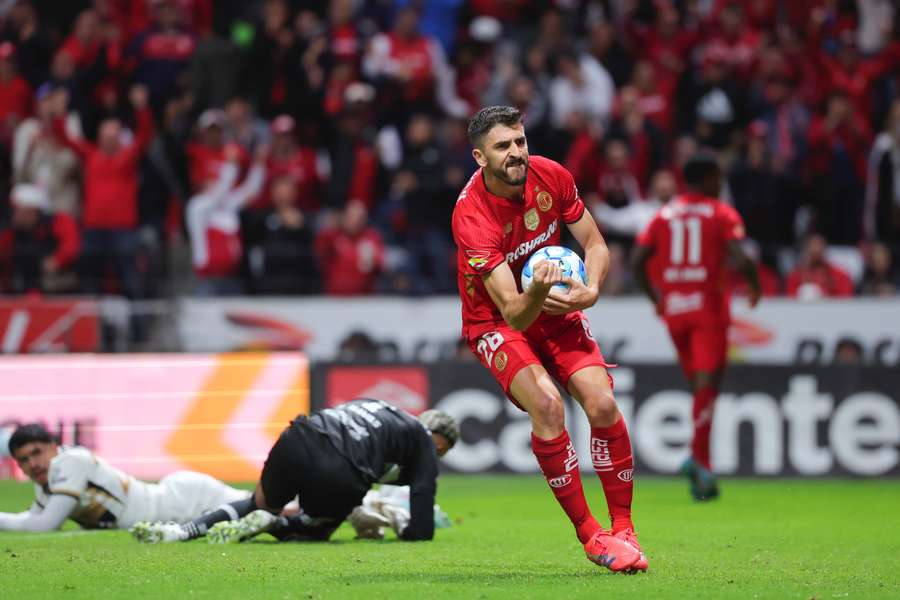 Paulinho festeja pelo Toluca