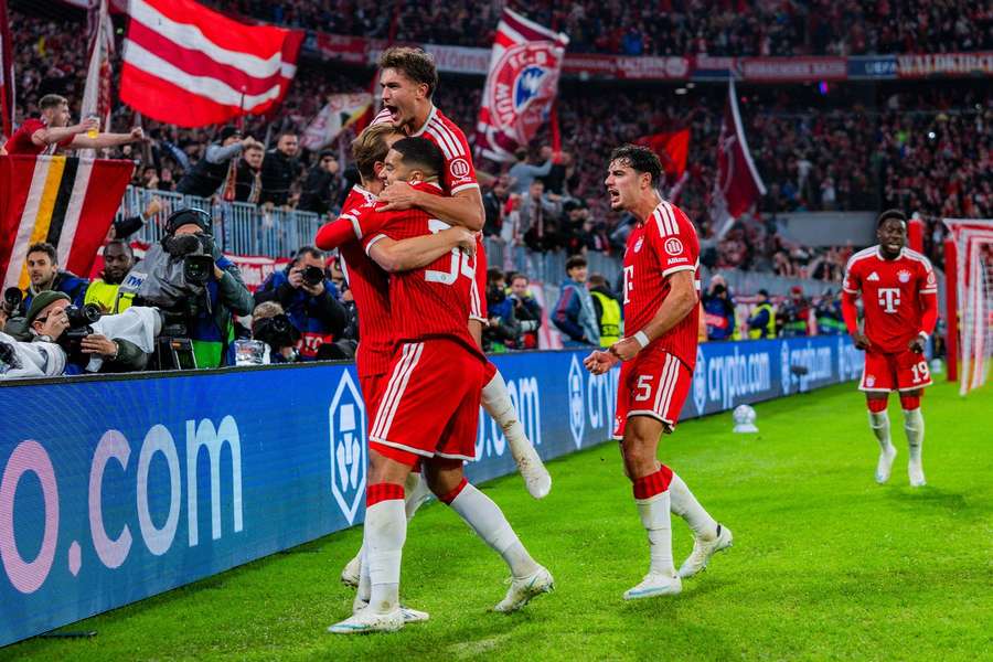 Die Bayern spielen gegen Arsenal nur Remis. Die Bayern spielen gegen Arsenal nur Remis.