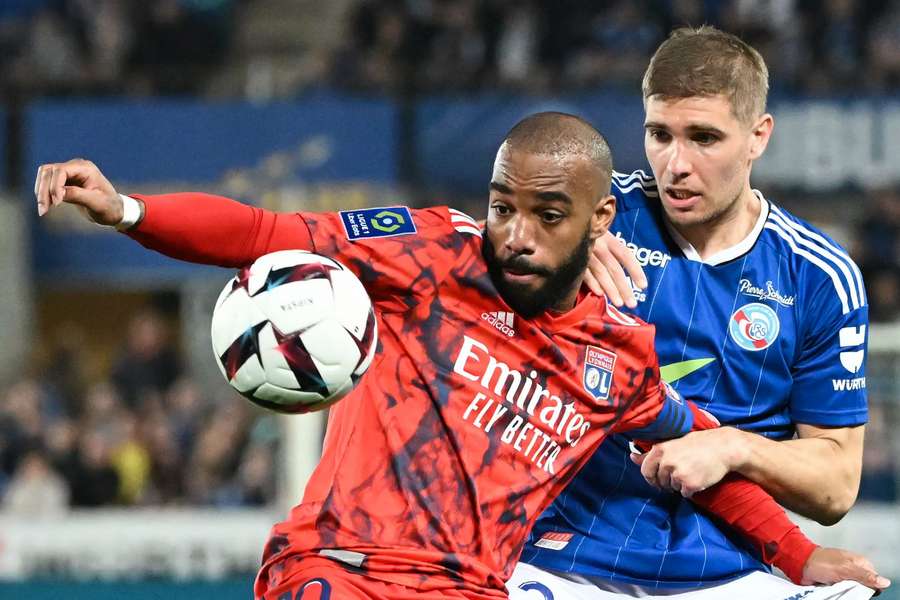 Lacazette, capitão do Lyon, em disputa de bola