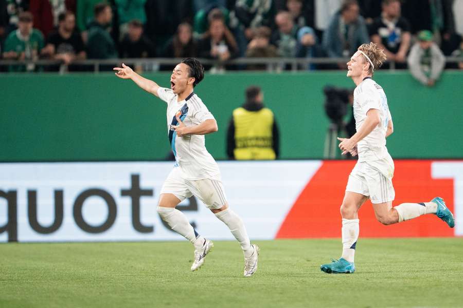 Keita Kosugi comemora o golo do empate com Tobias Gulliksen