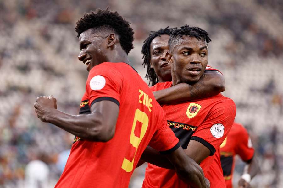 Angola's forward Gelson Dala (R) celebrates with teammates after scoring his team's second goal