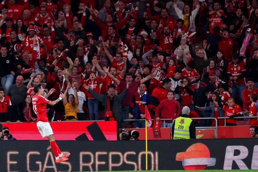 Di María celebra com os adeptos na Luz
