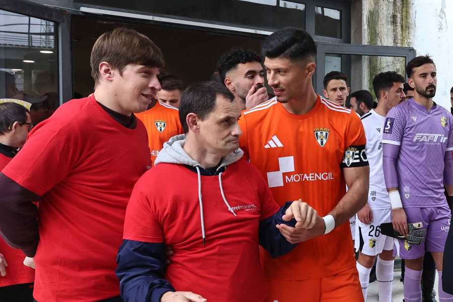 Jogadores do Amarante num gesto solidário