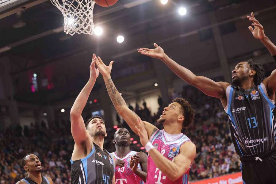 Bonns Alijah Comithier (m.) setzt sich im Duell unter dem Korb durch