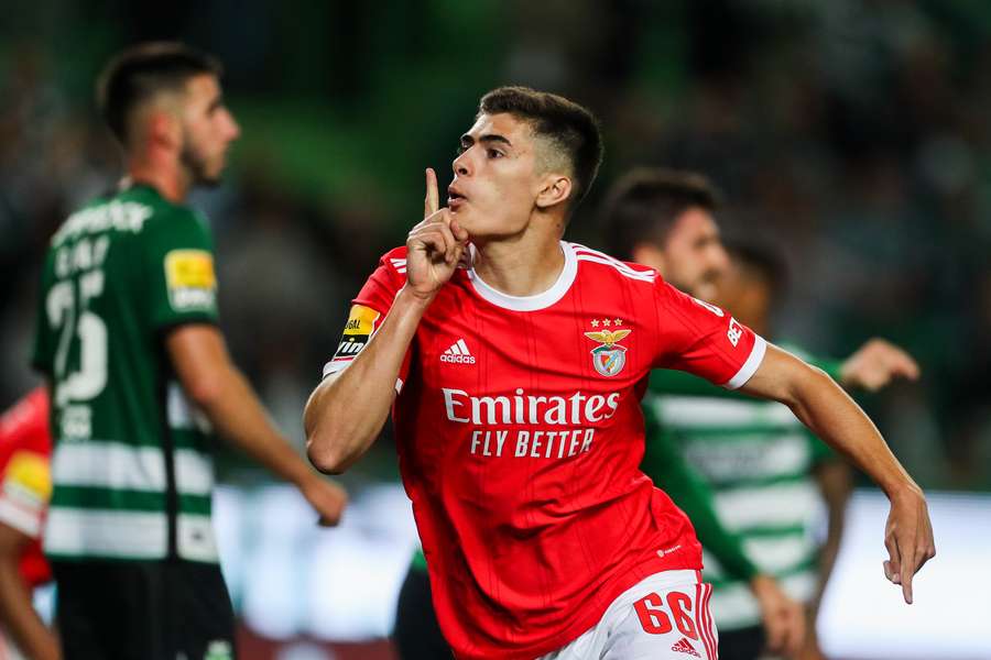 Antonio Silva celebra o gol de empate