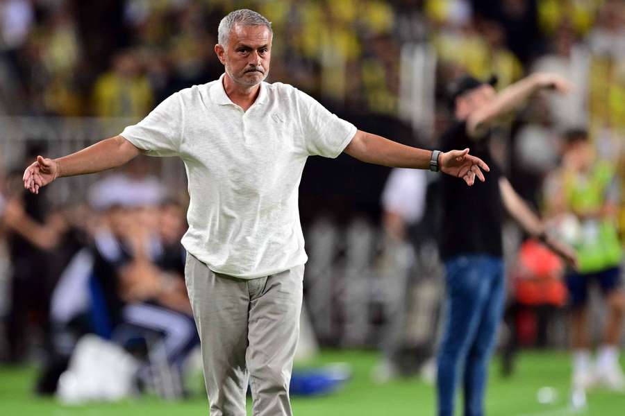 Mourinho met Fenerbahçe naar derde voorronde Champions League