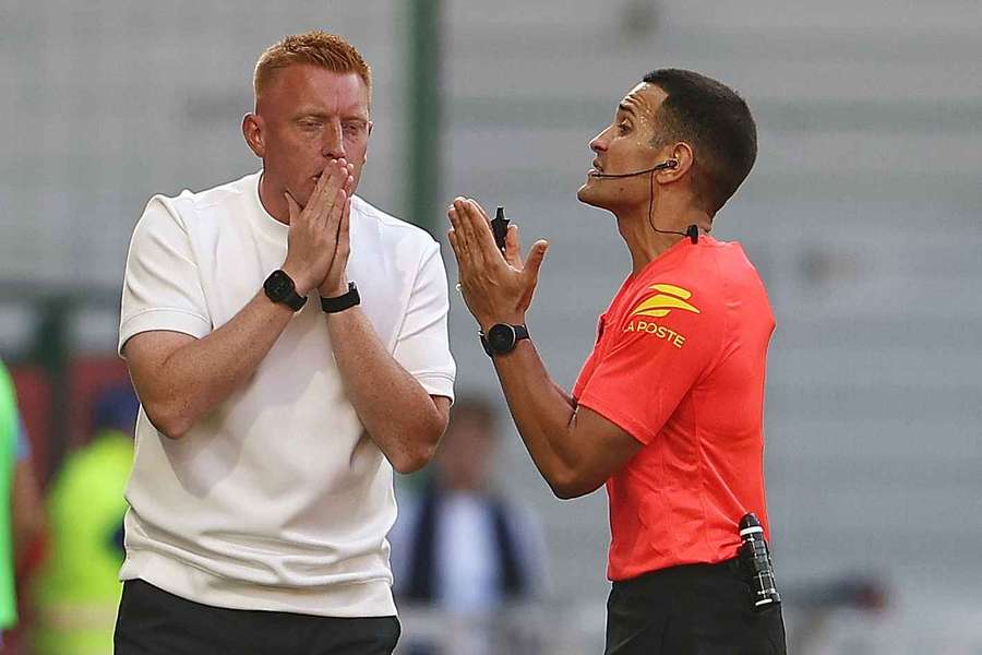 Will Still et l'arbitre Mathieu Vernice lors de Lens-Auxerre