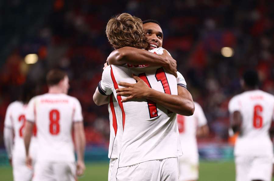 Trent Alexander-Arnold y Anthony Gordon celebran Trent Alexander-Arnold y Anthony Gordon celebran