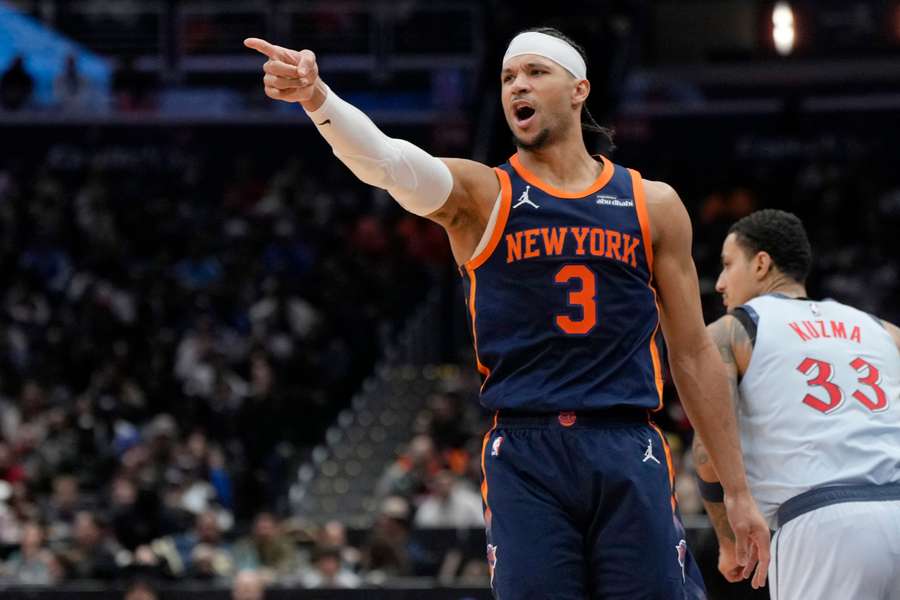 Josh Hart, escolta de los New York Knicks, señala al público tras anotar contra los Wizards.