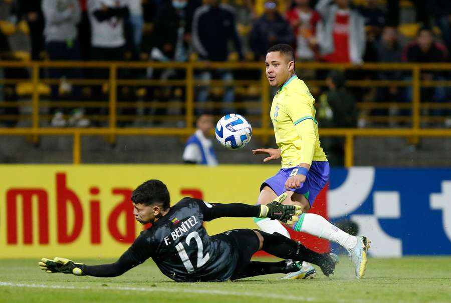 Vitor Roque toca na saída de Benítez para abrir o placar