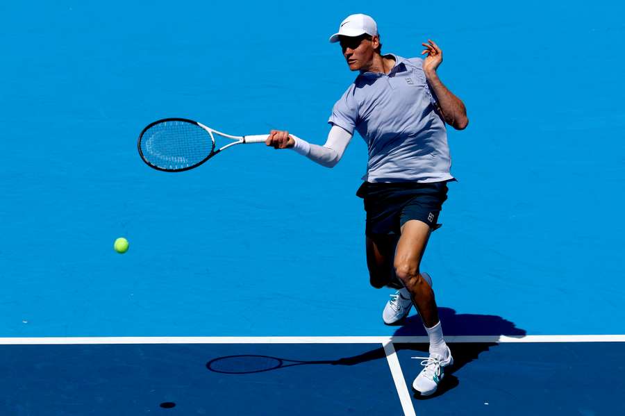 Jannik Sinner wins his opening game in Cincinnati. Jannik Sinner wins his opening game in Cincinnati.