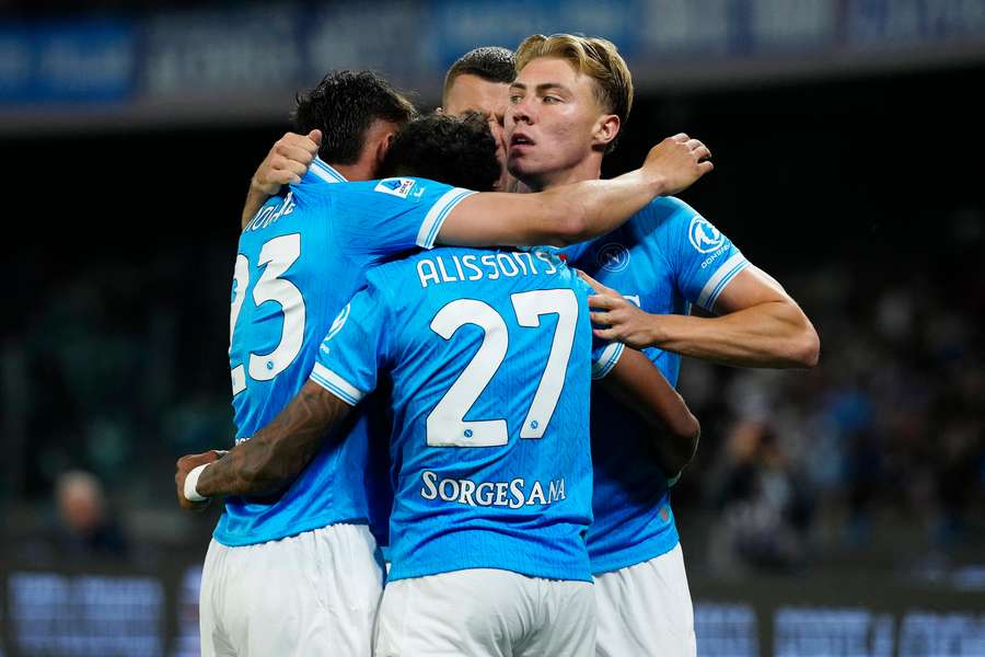 Alisson Santos, attaccante del Napoli, esulta dopo la rete contro il Bologna