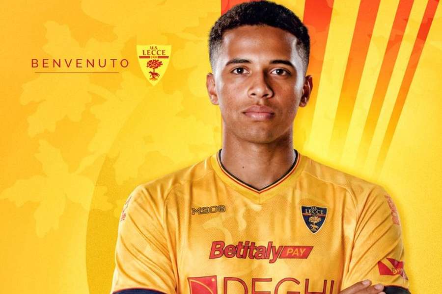 Oumar Ngom com as cores do Lecce