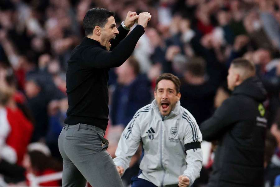 El entrenador del Arsenal, Mikel Arteta, celebra tras el gol de Kai Havertz ante el Burnley