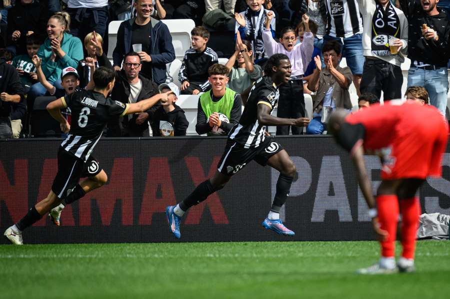 Prosper Peter célèbre son but contre Rennes