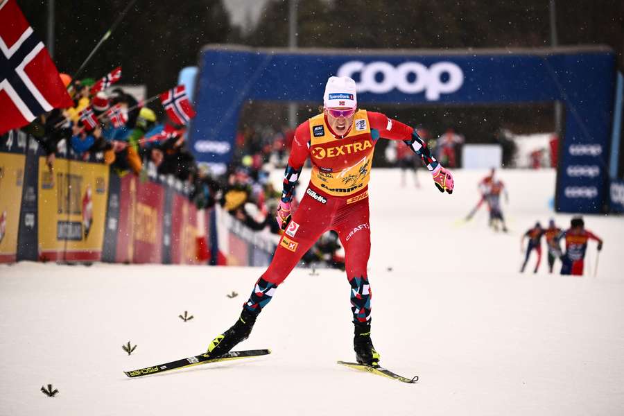 Johannes Høsflot Klæbo vandt både den gule førertrøje og den røde pointtrøje i sæsonens Tour de Ski.