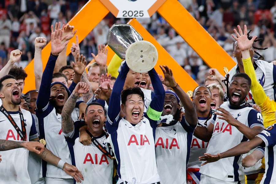 Son ergue o título de campeão da Liga Europa