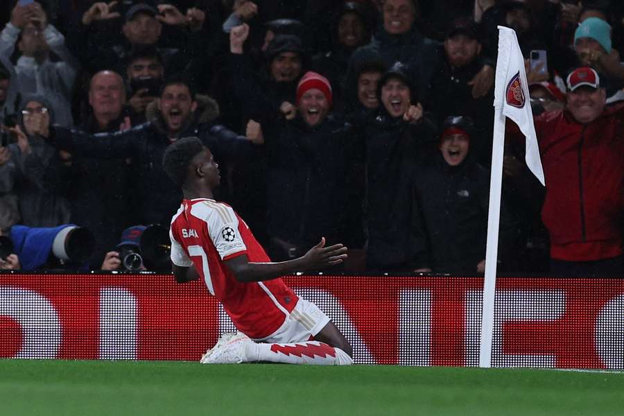 Saka viert zijn doelpunt tegen PSV