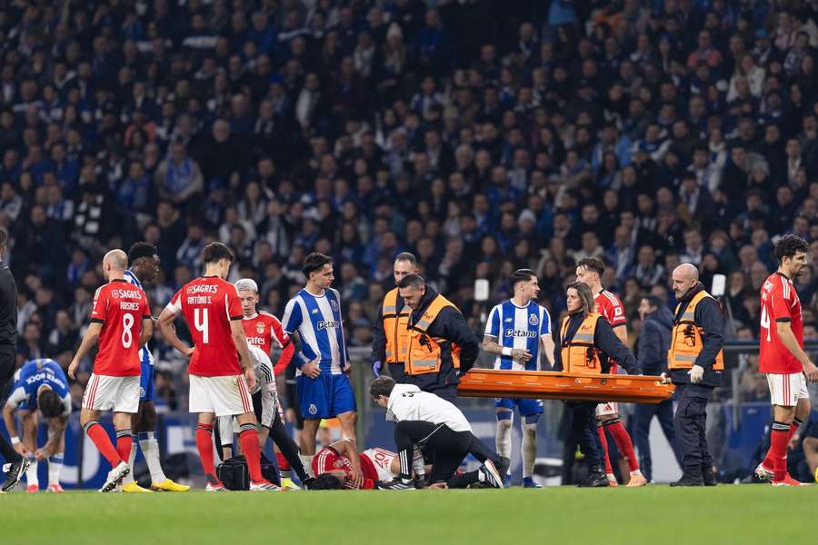 Richard Ríos lesionou-se na primeira parte do Clássico com o FC Porto