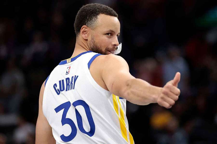 Stephen Curry des Warriors faisant un signe de pouce levé Stephen Curry des Warriors faisant un signe de pouce levé