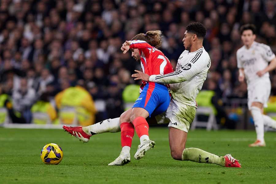 Griezmann v souboji s Bellinghamem.