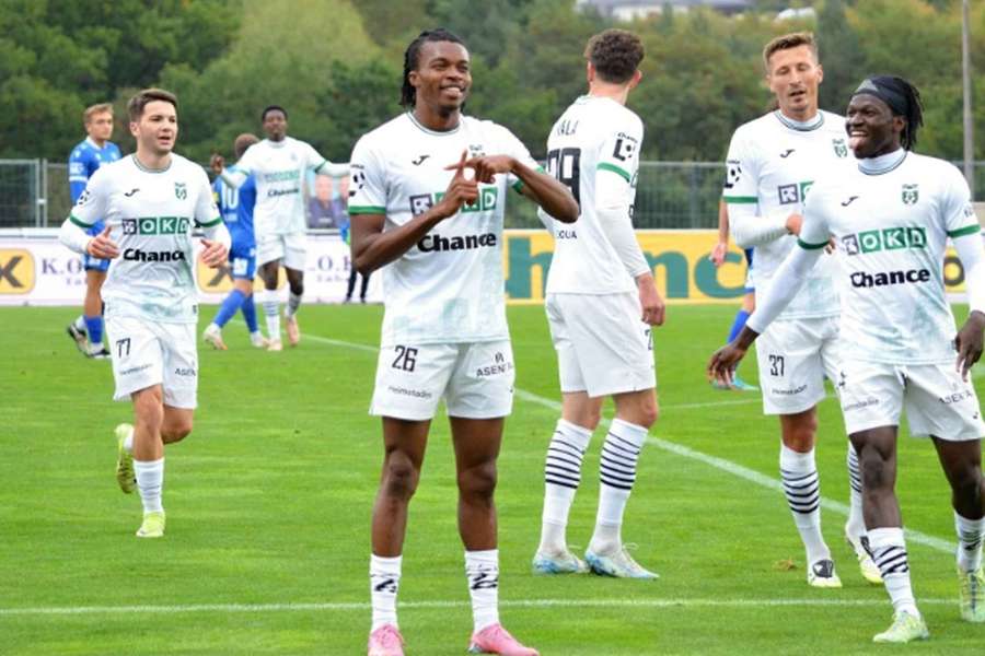 Čtyři góly Luckyho Ezeha nasměrovaly Karvinou k pohárovému postupu.