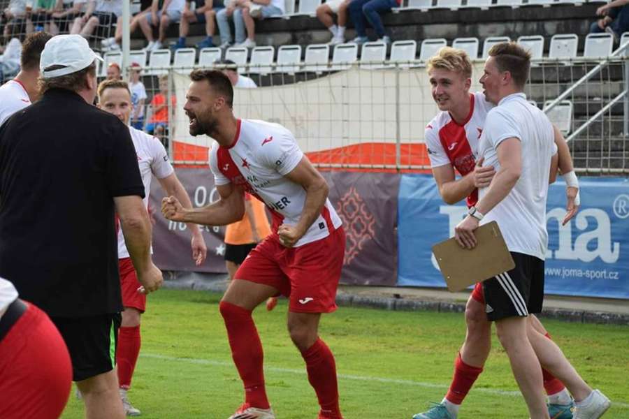 Ve druhé lize bude v nové sezoně další Slavia, ta z Kroměříže. Ve druhé lize bude v nové sezoně další Slavia, ta z Kroměříže.