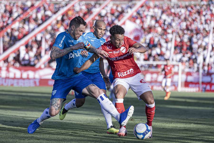 Avaí e Vila brigam pelo G4 da Segundona