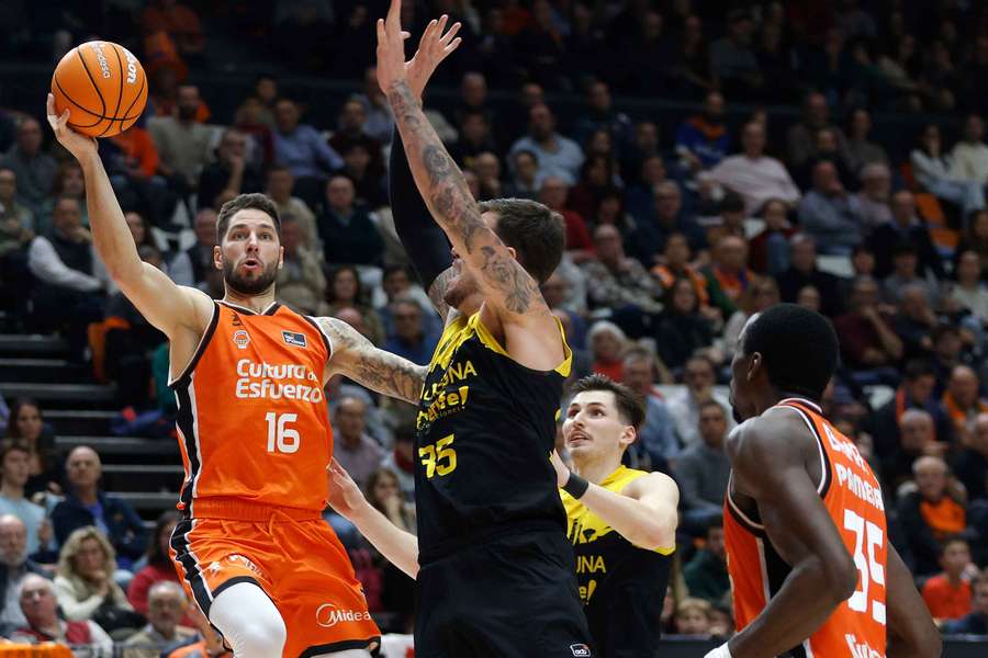Jovic intenta anotar ante Shermadini, Brimah y Fran Guerra