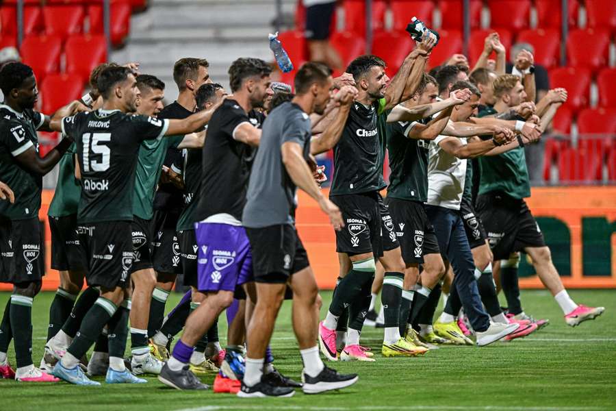 Hráči Jablonce slaví vítězství proti Pardubicím