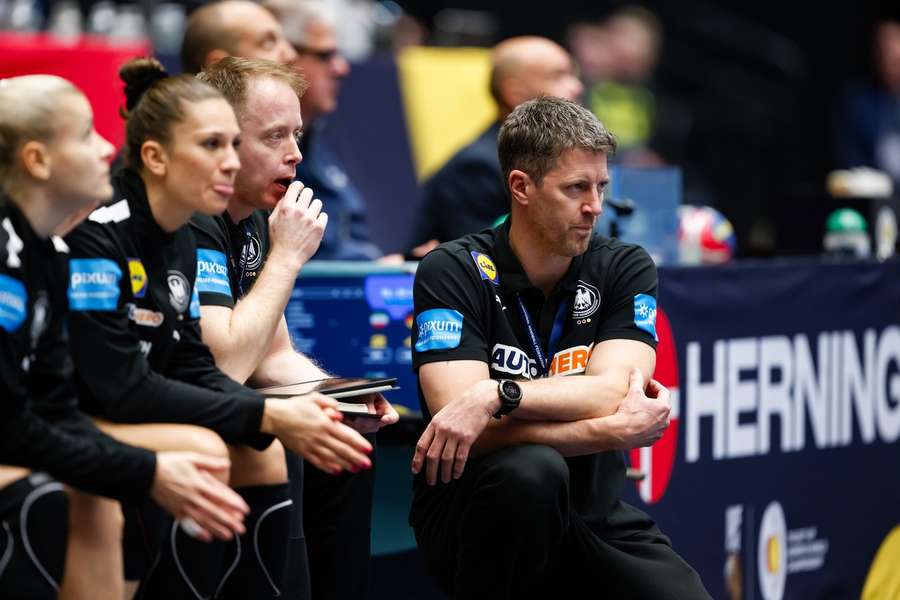 Handball-Damen-Bundestrainer Markus Gaugisch (r.) sieht dem weiteren Turnierverlauf optimistisch entgegen,