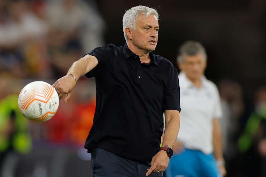 Portugalski trener AS Roma, Jose Mourinho, rzuca piłkę podczas finałowego meczu UEFA Europa League pomiędzy Sevillą FC a AS Roma.