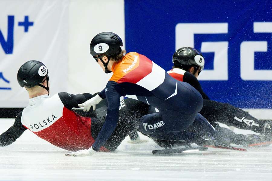 De valpartij van Jens van 't Wout tijdens de voorronden 500 meter