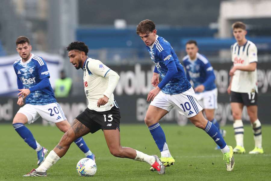 Uno dei tanti scontri in mediana tra Ederson e Nico Paz